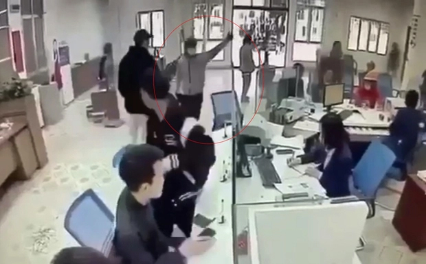 Đặc điểm nhận dạng kẻ mang dao và vật nghi lựu đạn vào cướp ngân hàng ở Nghệ An-1