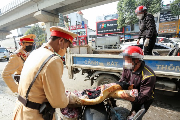 Tài xế vi phạm nồng độ cồn được Cảnh sát giao thông giúp chở đi bán thịt ngày cận Tết-7