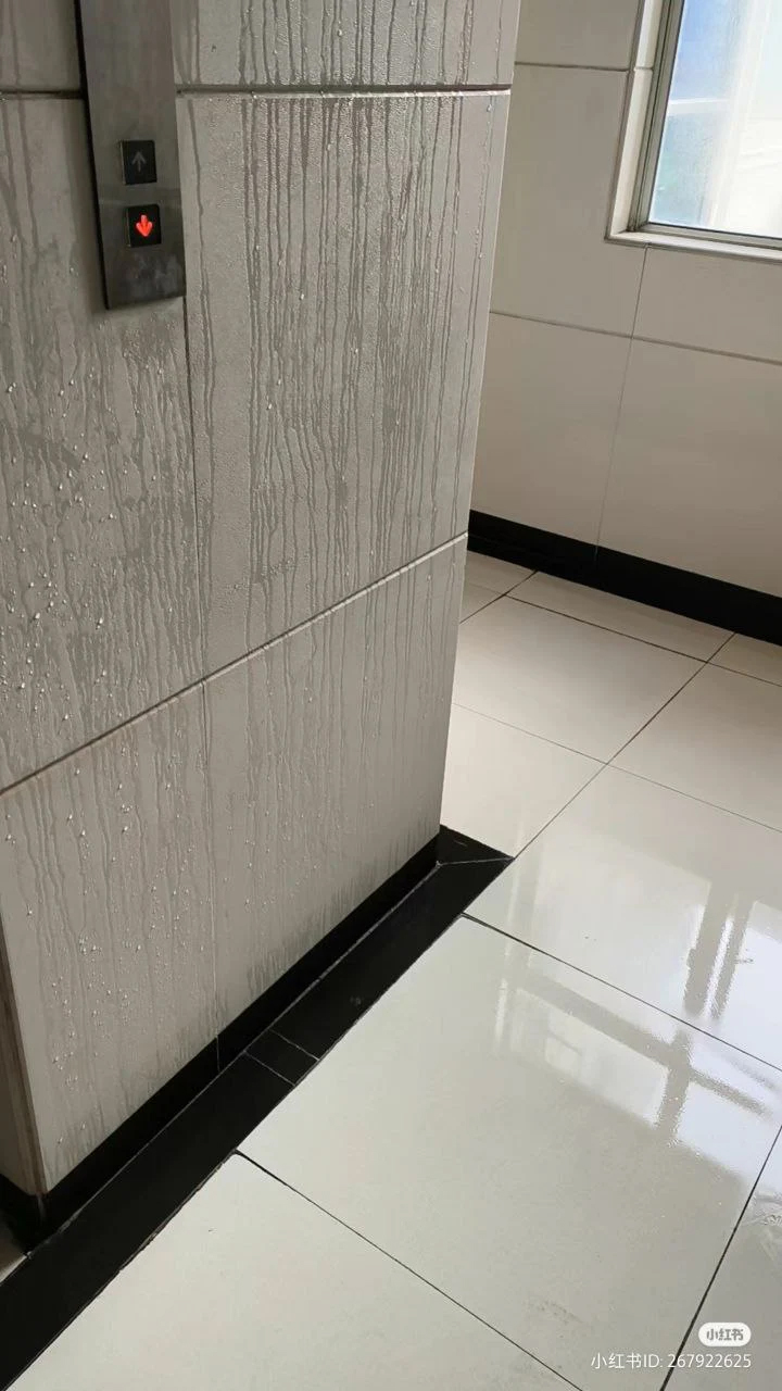 Độc lạ chống nồm sàn nhà bằng băng vệ sinh: Netizen tung hô cách làm thông minh, thực hư hiệu quả ra sao?-1