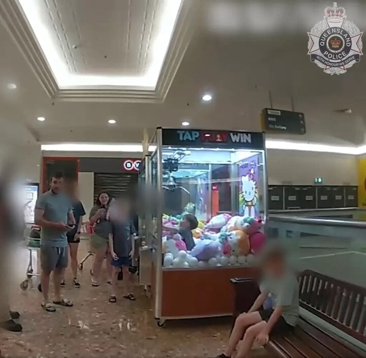 Giải cứu cậu bé 3 tuổi mắc kẹt trong máy gắp thú-1