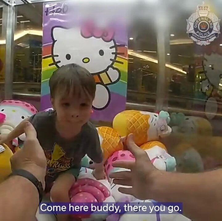 Giải cứu cậu bé 3 tuổi mắc kẹt trong máy gắp thú-3