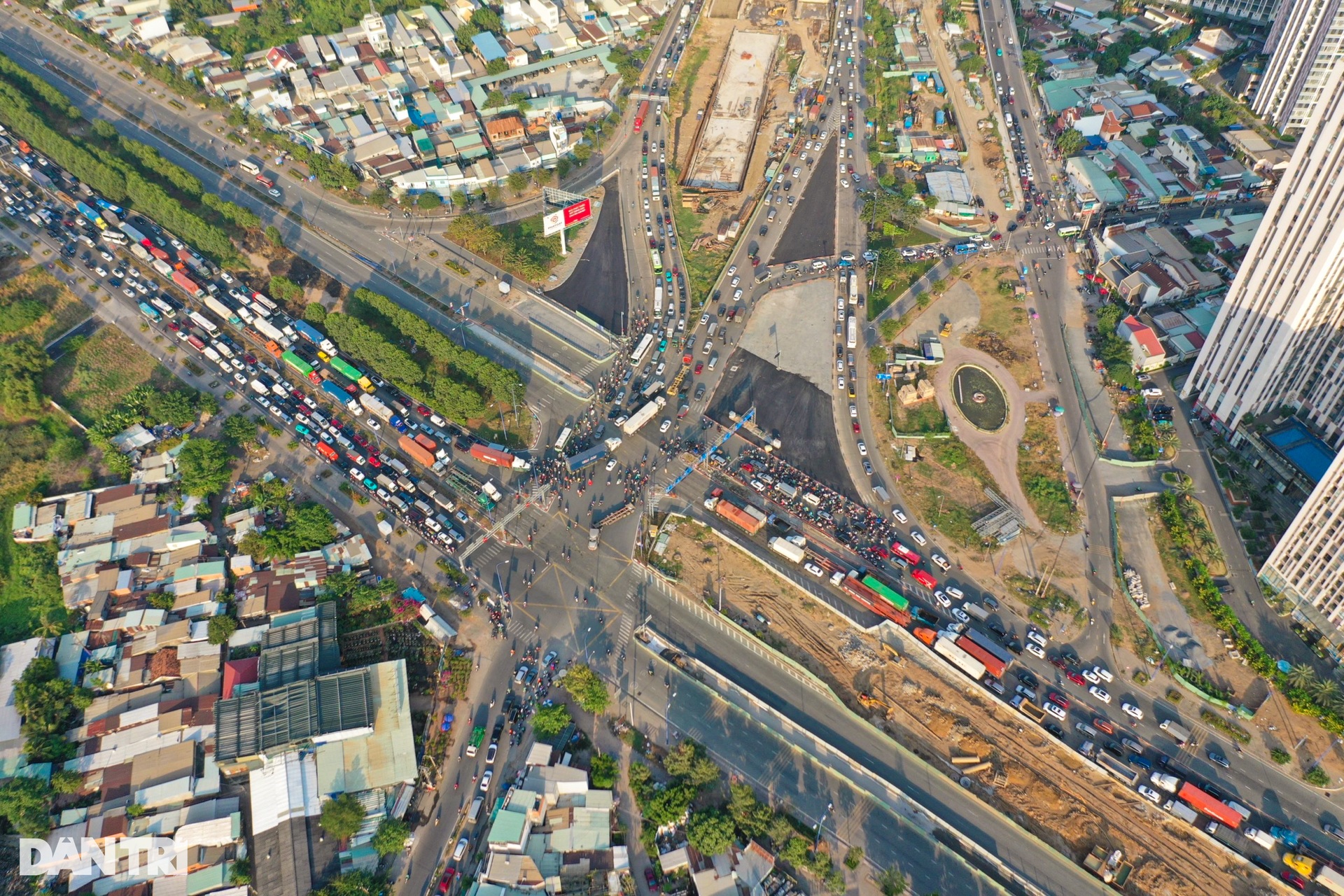 Người dân về quê ăn Tết sớm, sân bay Tân Sơn Nhất, cửa ngõ TPHCM kẹt cứng-2