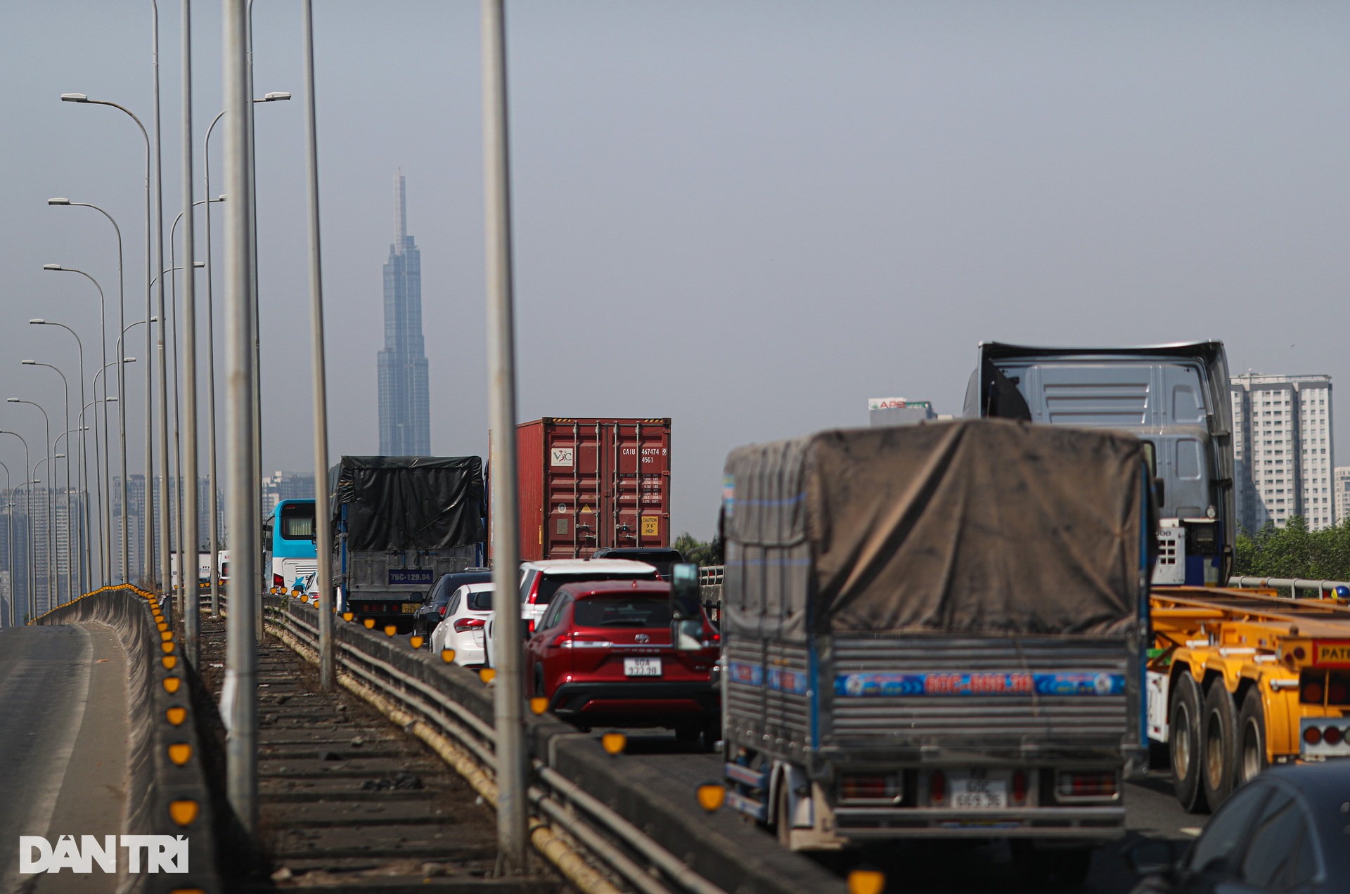 Người dân về quê ăn Tết sớm, sân bay Tân Sơn Nhất, cửa ngõ TPHCM kẹt cứng-3