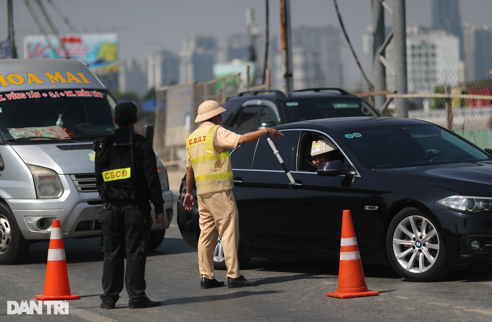 Người dân về quê ăn Tết sớm, sân bay Tân Sơn Nhất, cửa ngõ TPHCM kẹt cứng-4