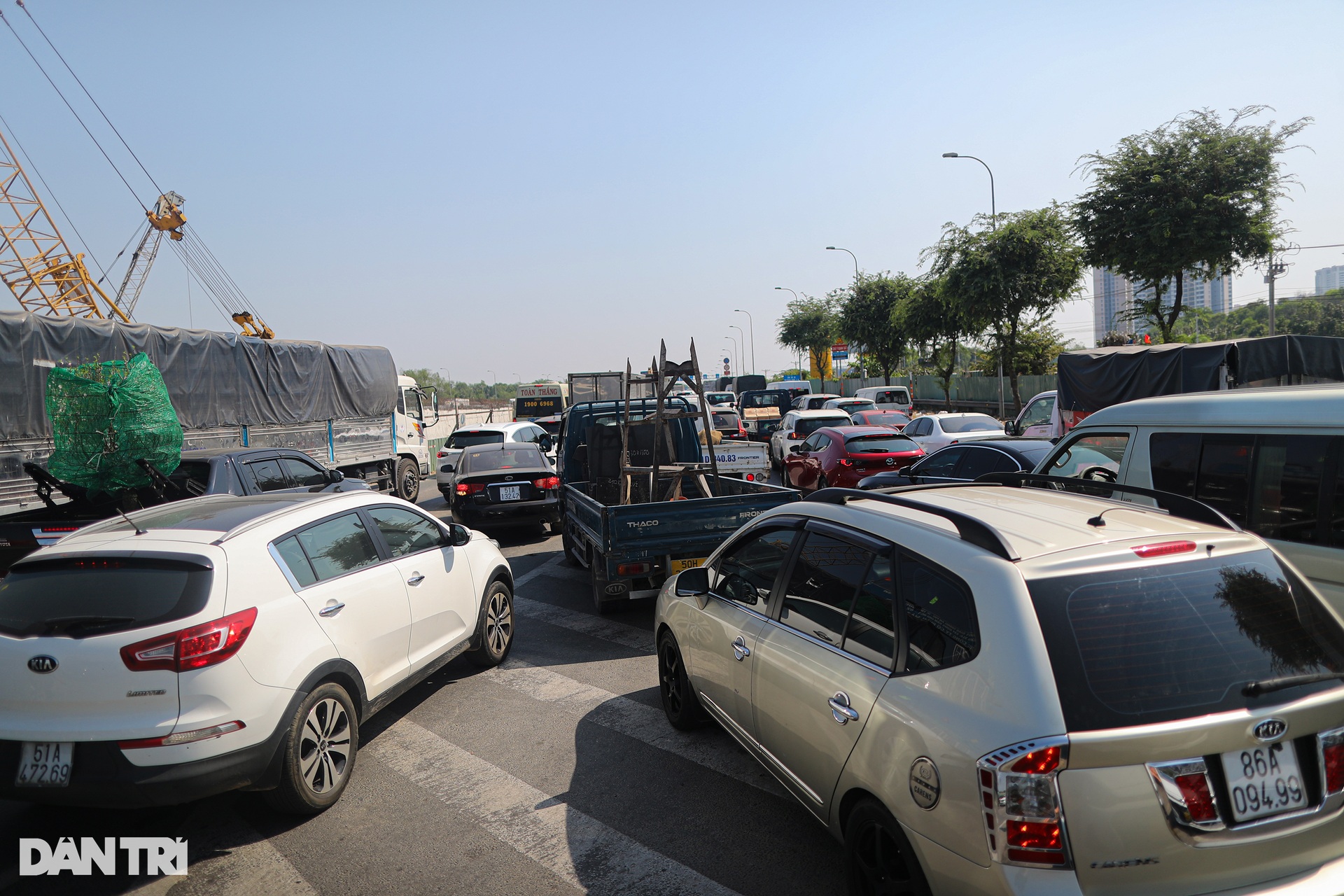 Người dân về quê ăn Tết sớm, sân bay Tân Sơn Nhất, cửa ngõ TPHCM kẹt cứng-5