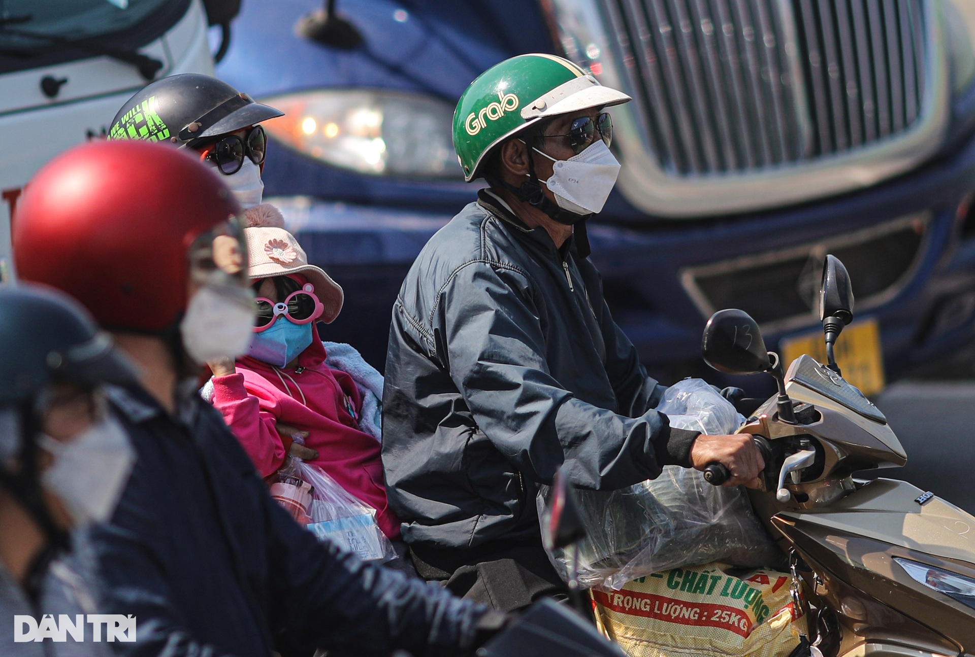 Người dân về quê ăn Tết sớm, sân bay Tân Sơn Nhất, cửa ngõ TPHCM kẹt cứng-6