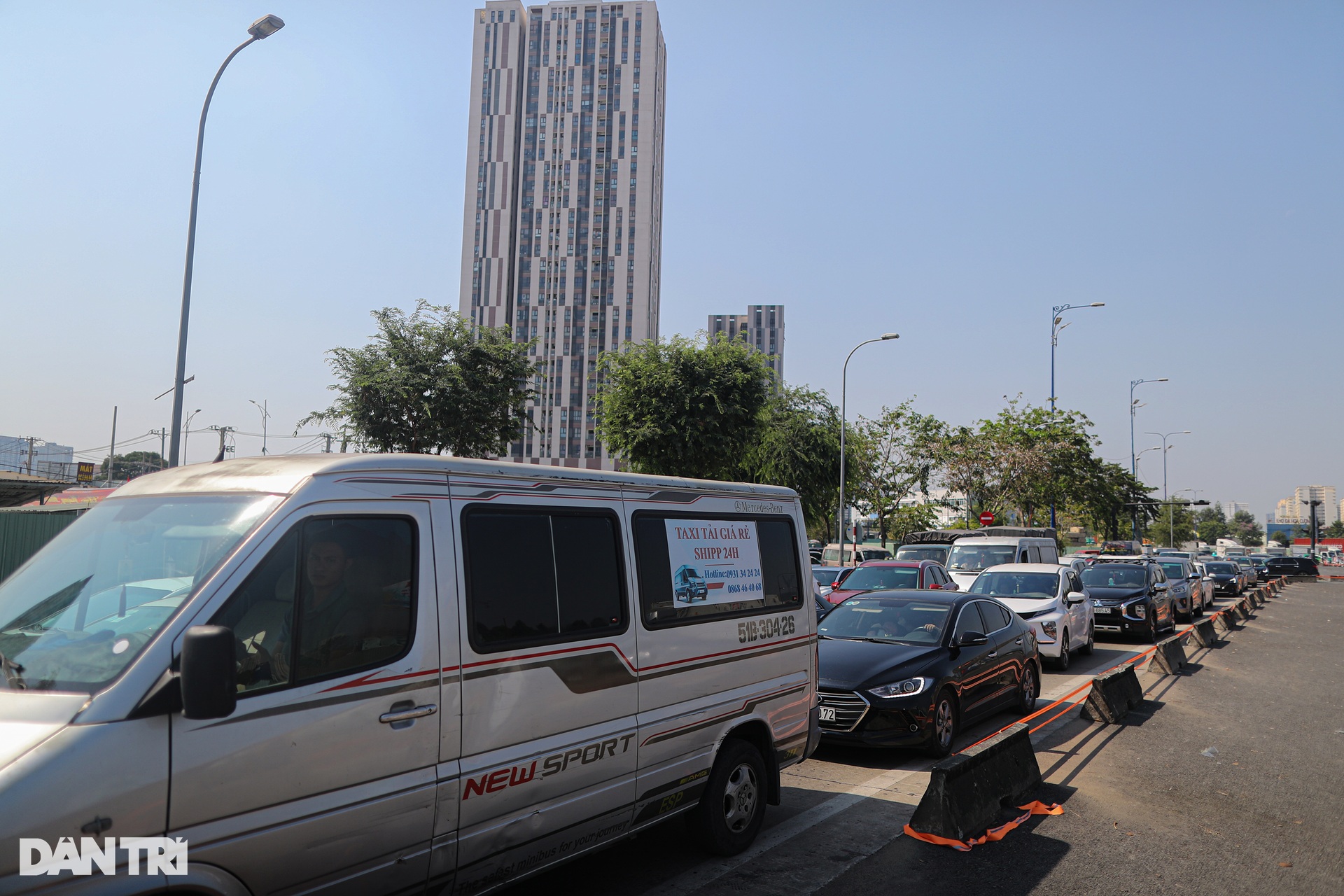 Người dân về quê ăn Tết sớm, sân bay Tân Sơn Nhất, cửa ngõ TPHCM kẹt cứng-7