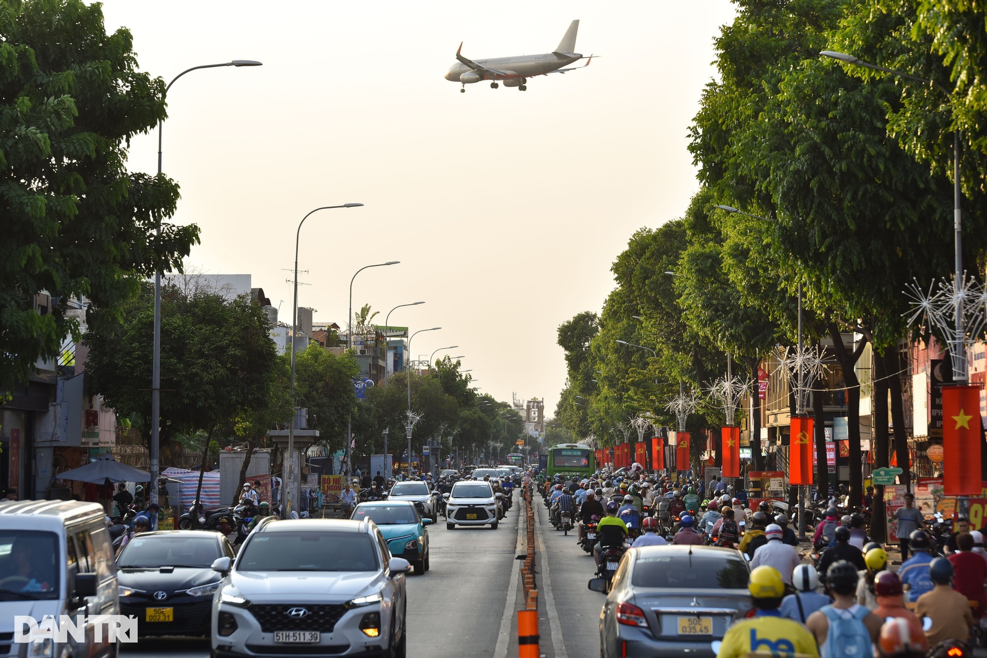 Người dân về quê ăn Tết sớm, sân bay Tân Sơn Nhất, cửa ngõ TPHCM kẹt cứng-8