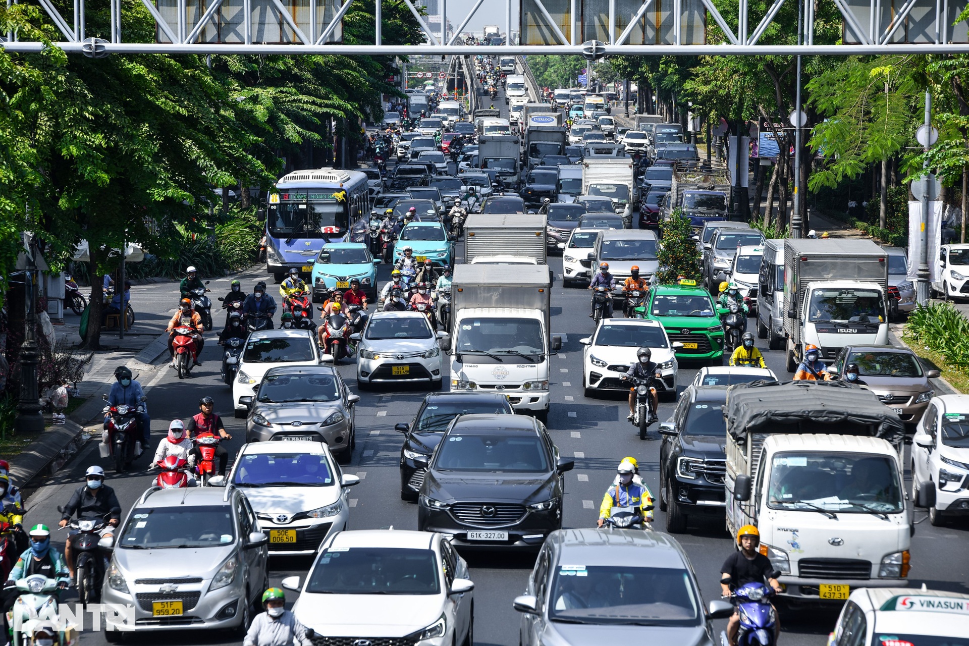 Người dân về quê ăn Tết sớm, sân bay Tân Sơn Nhất, cửa ngõ TPHCM kẹt cứng-14