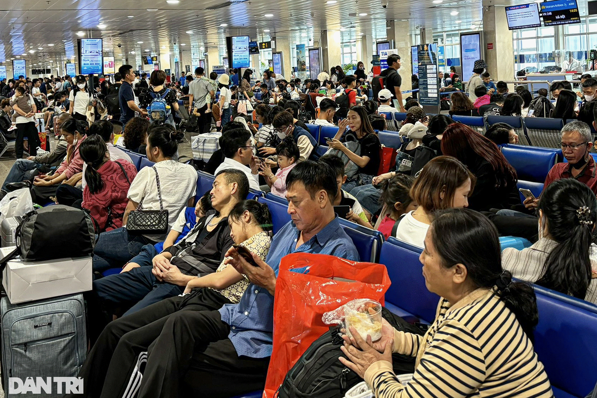 Người dân về quê ăn Tết sớm, sân bay Tân Sơn Nhất, cửa ngõ TPHCM kẹt cứng-15