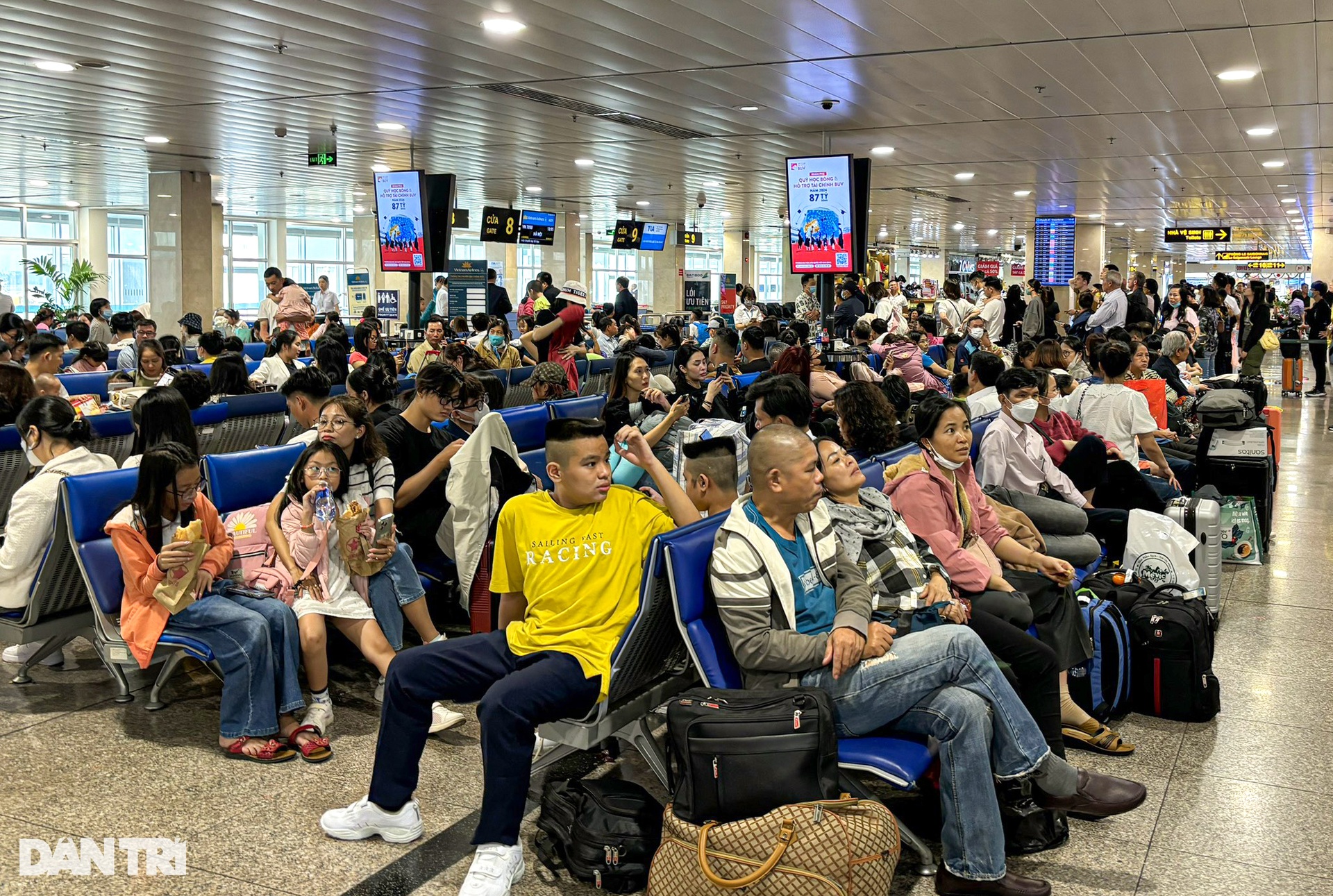 Người dân về quê ăn Tết sớm, sân bay Tân Sơn Nhất, cửa ngõ TPHCM kẹt cứng-16