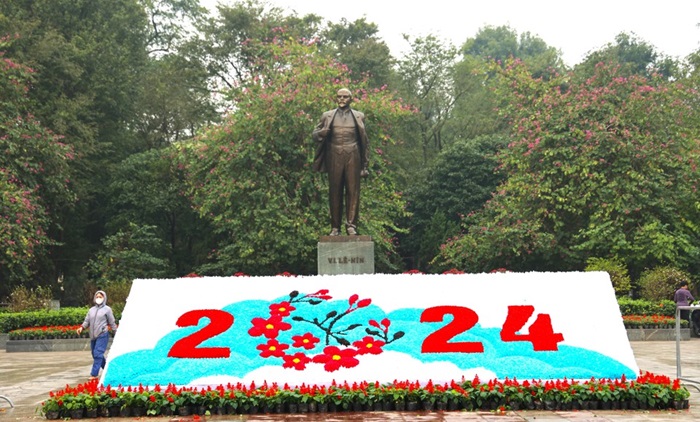 Hà Nội rực rỡ cờ hoa mừng Đảng mừng Xuân, đón Tết Nguyên đán 2024-2