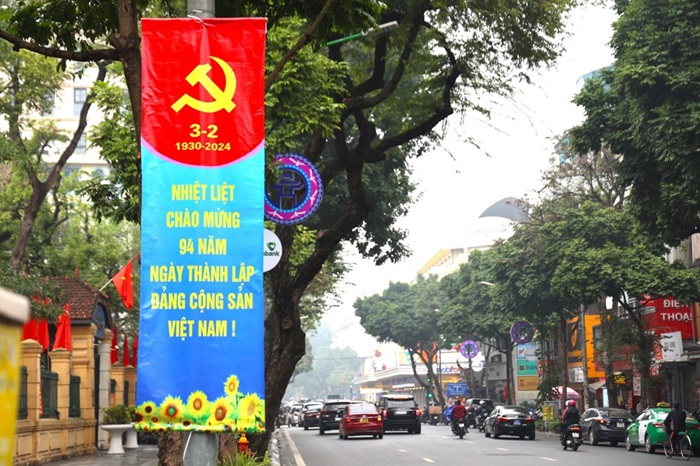 Hà Nội rực rỡ cờ hoa mừng Đảng mừng Xuân, đón Tết Nguyên đán 2024-6