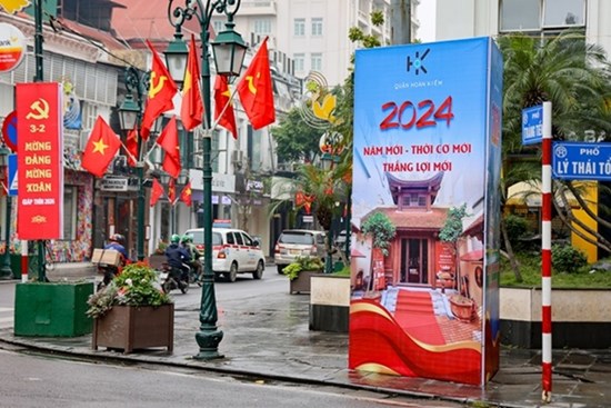 Hà Nội rực rỡ cờ hoa mừng Đảng mừng Xuân, đón Tết Nguyên đán 2024