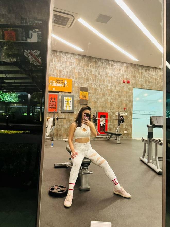 Vợ cũ Shark Bình trồng cây chuối đứng bằng đầu, khoe đường cong 3 vòng ngon mắt như đang hồi xuân-1