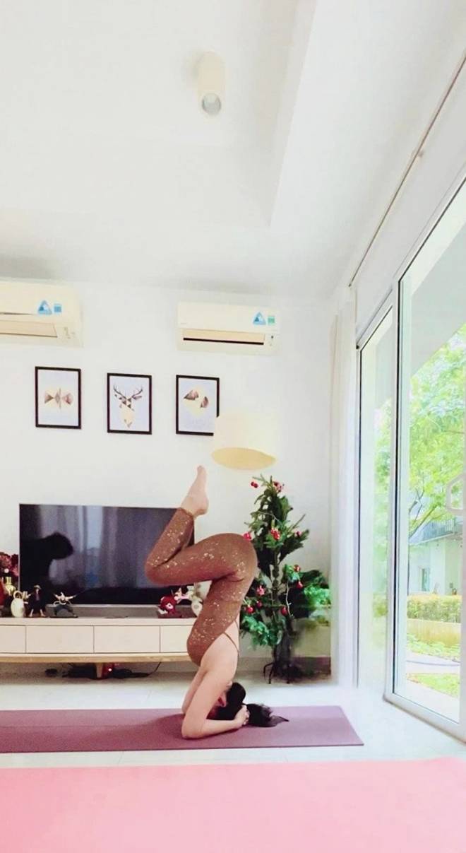 Vợ cũ Shark Bình trồng cây chuối đứng bằng đầu, khoe đường cong 3 vòng ngon mắt như đang hồi xuân-2