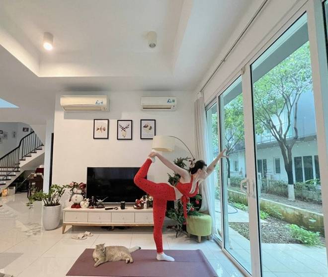 Vợ cũ Shark Bình trồng cây chuối đứng bằng đầu, khoe đường cong 3 vòng ngon mắt như đang hồi xuân-4