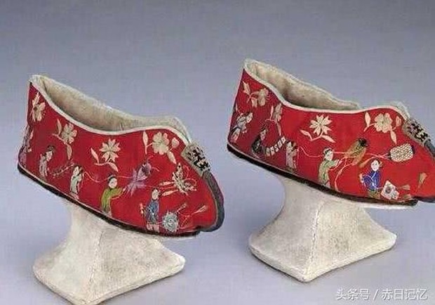 Giải mã đôi giày đế gỗ cao lênh khênh kì dị trong phim cung đấu: Phi tần thời nhà Thanh đi lại thế nào để không bị ngã?-2
