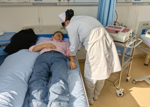 Nuốt nhầm xiên thịt nướng dài 13cm, chàng trai 28 tuổi đau bụng suốt 3 tháng, không thể đi lại-1