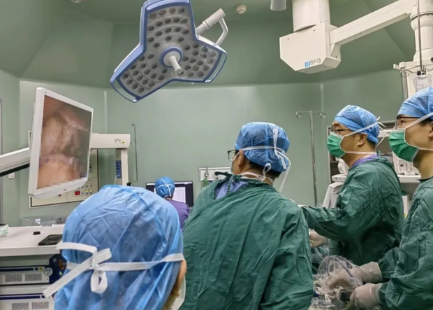 Nuốt nhầm xiên thịt nướng dài 13cm, chàng trai 28 tuổi đau bụng suốt 3 tháng, không thể đi lại-3