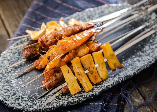 Nuốt nhầm xiên thịt nướng dài 13cm, chàng trai 28 tuổi đau bụng suốt 3 tháng, không thể đi lại-4