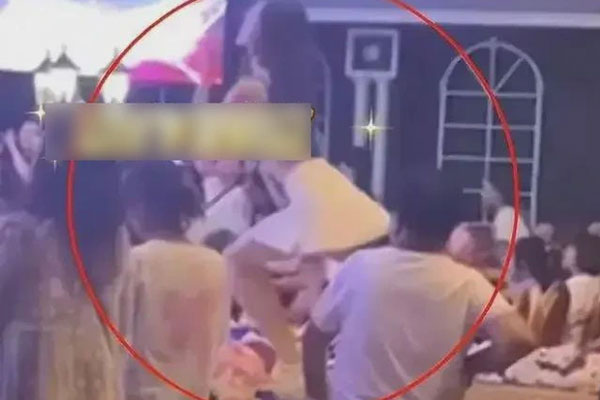 Cô giáo mầm non trình diễn vũ điệu trên sân khấu, phụ huynh tranh cãi: Tuyệt đối không cho bố đón con!-1