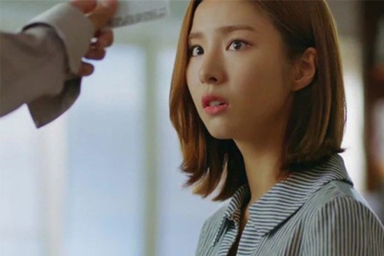 Nửa đêm mẹ chồng ném cả mâm ra sân vì thấy con trai mua đồ ăn vặt cho vợ đẻ