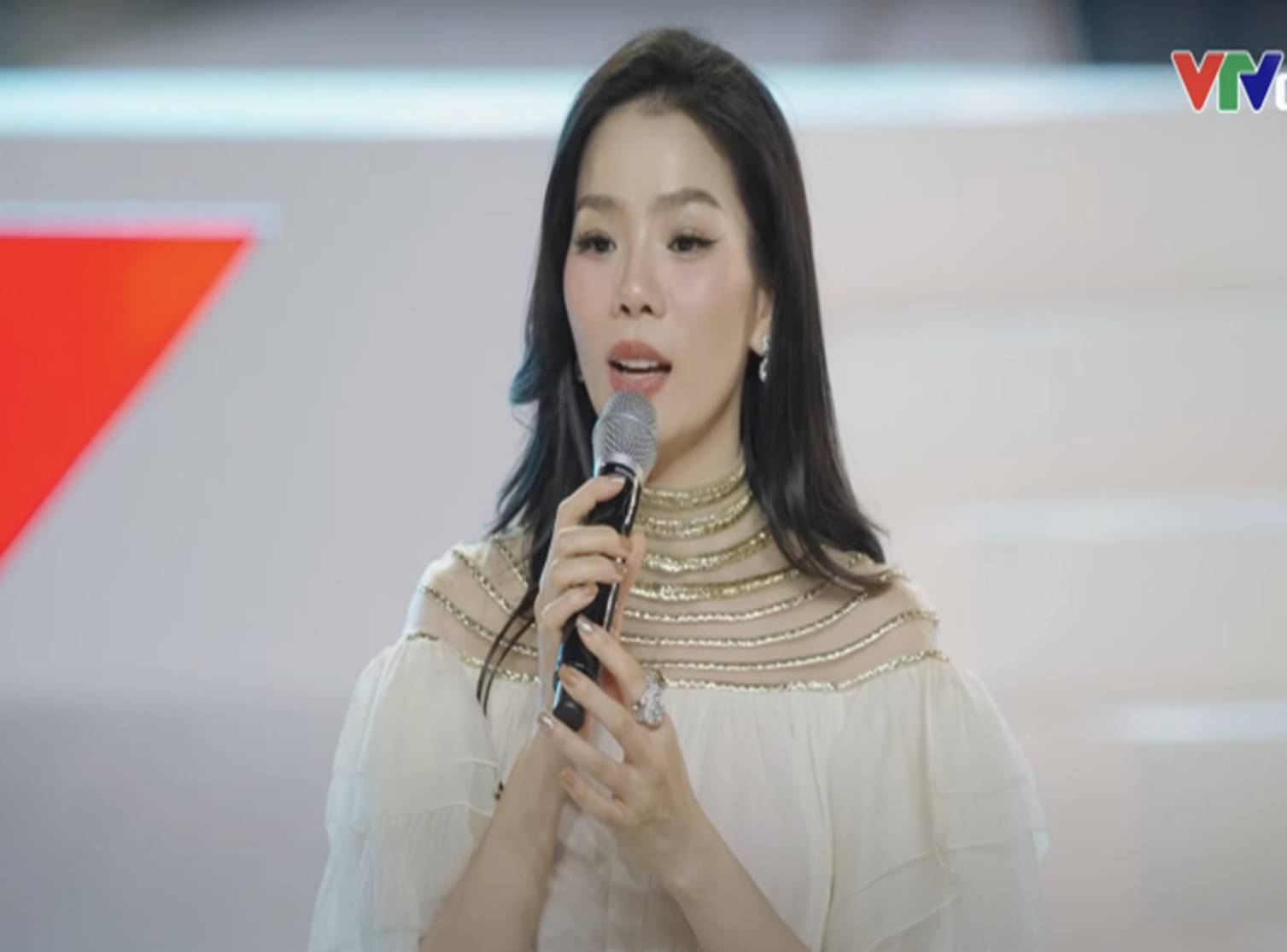 Nhóm 7 người tan rã sau vài phút debut, dàn chị đẹp có biểu cảm thế nào khi Lệ Quyên nhường slot?-3