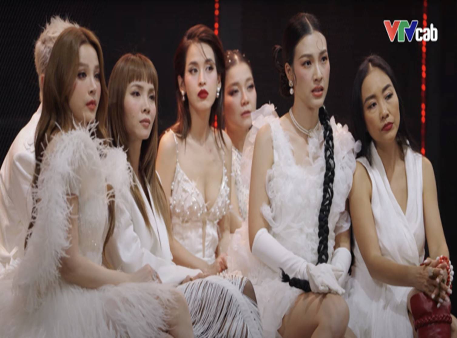 Nhóm 7 người tan rã sau vài phút debut, dàn chị đẹp có biểu cảm thế nào khi Lệ Quyên nhường slot?-4