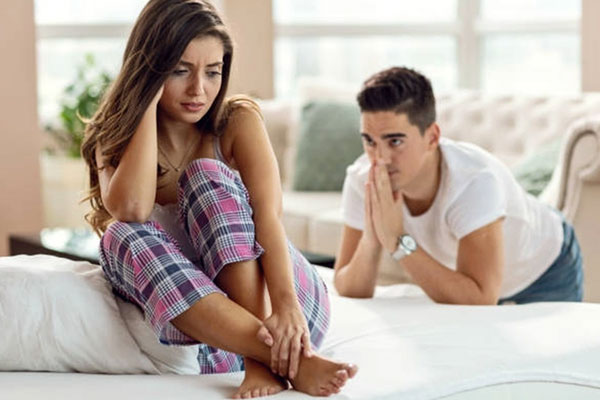 Chồng bất ngờ quỳ gối xin tha thứ, tôi sốc nặng sau khi nghe lý do-1