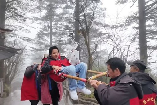 Đại gia Việt ngồi võng để hai người còng lưng khiêng lên núi; biết sự thật phía sau không ai dám chỉ trích