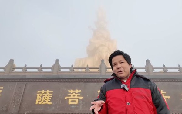 Đại gia Việt ngồi võng để hai người còng lưng khiêng lên núi; biết sự thật phía sau không ai dám chỉ trích-1