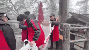 Đại gia Việt ngồi võng để hai người còng lưng khiêng lên núi; biết sự thật phía sau không ai dám chỉ trích-2