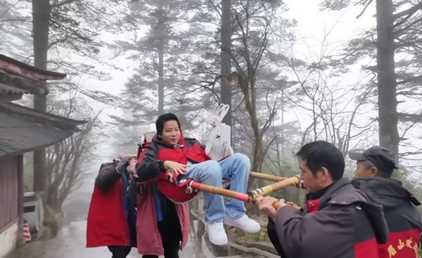 Đại gia Việt ngồi võng để hai người còng lưng khiêng lên núi; biết sự thật phía sau không ai dám chỉ trích-5