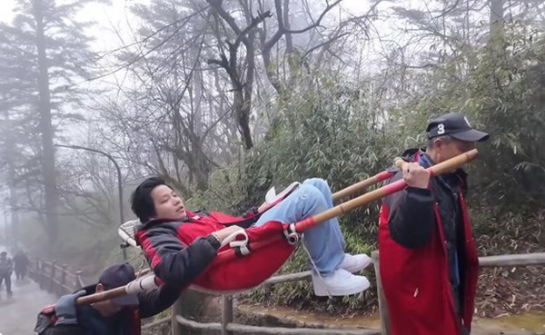 Đại gia Việt ngồi võng để hai người còng lưng khiêng lên núi; biết sự thật phía sau không ai dám chỉ trích-6