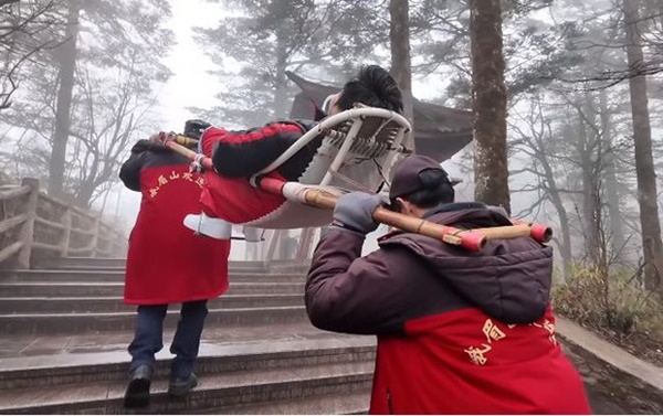 Đại gia Việt ngồi võng để hai người còng lưng khiêng lên núi; biết sự thật phía sau không ai dám chỉ trích-7