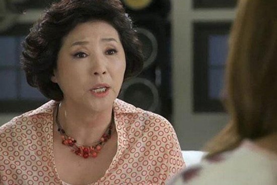 Mua áo ấm tặng mẹ chồng, lời nói của bà khiến nàng dâu tức giận, đòi lại áo ngay trên đường