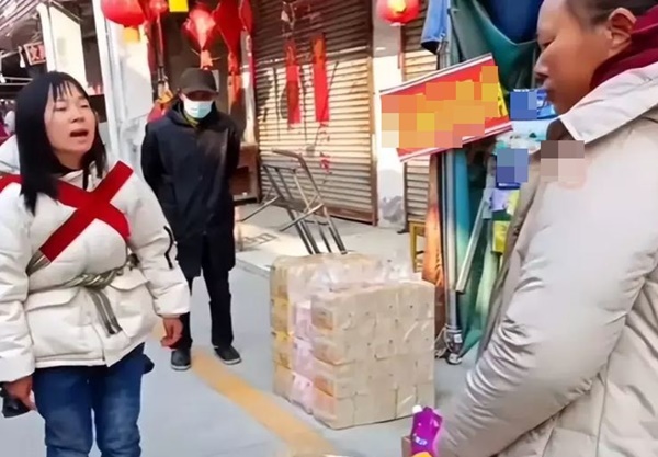 Mua áo ấm tặng mẹ chồng, lời nói của bà khiến nàng dâu tức giận, đòi lại áo ngay trên đường-2