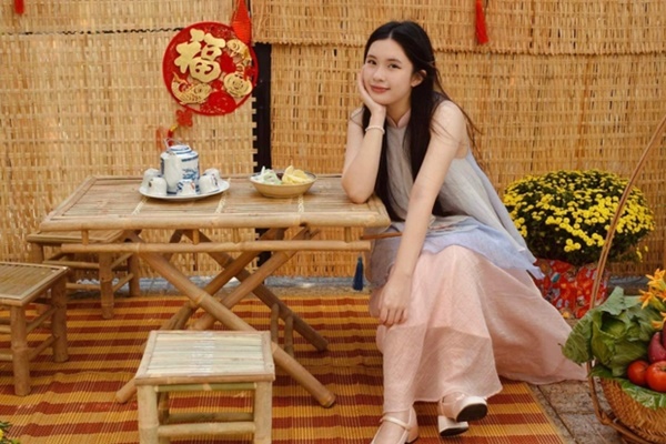 Đạo diễn Trần Lực nói chuyện Tết, dân tình chỉ chăm chăm vào bức ảnh con gái đính kèm: Đã xinh còn học giỏi, không thi Hoa hậu thì phí!-1