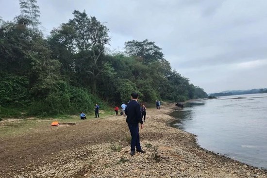 Hàng trăm người tìm kiếm 2 cháu bé mất tích