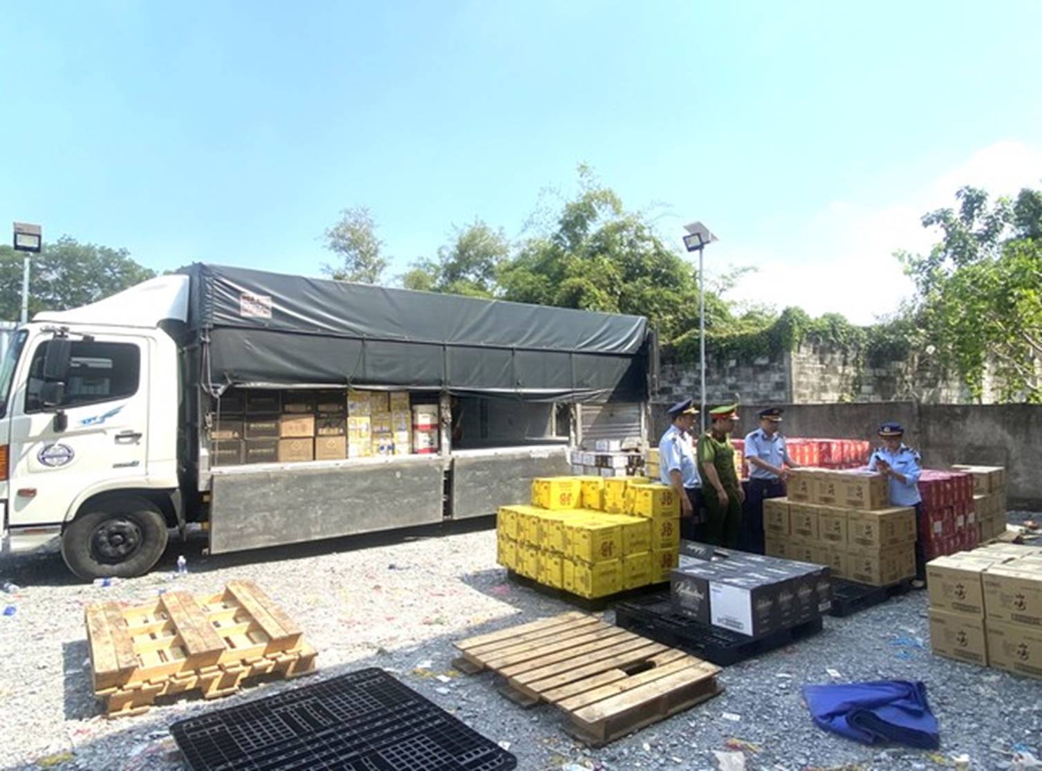 Phát hiện 3 xe tải chở đầy rượu ngoại nghi nhập lậu-1