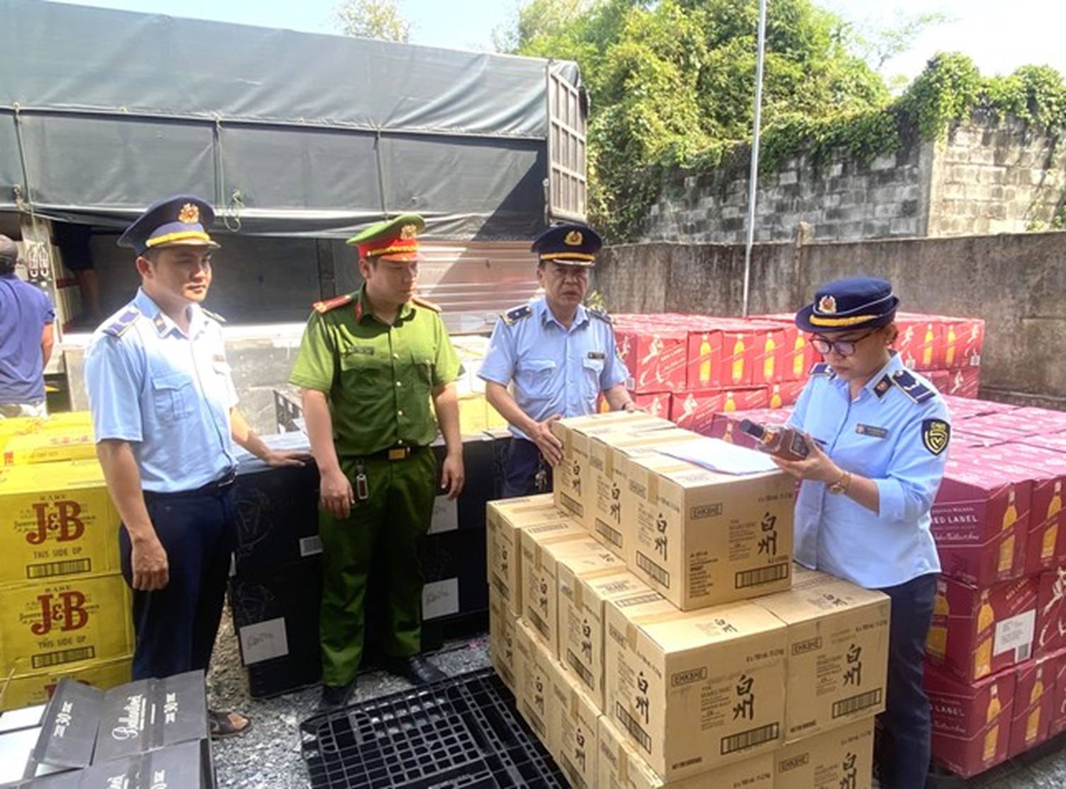 Phát hiện 3 xe tải chở đầy rượu ngoại nghi nhập lậu-2