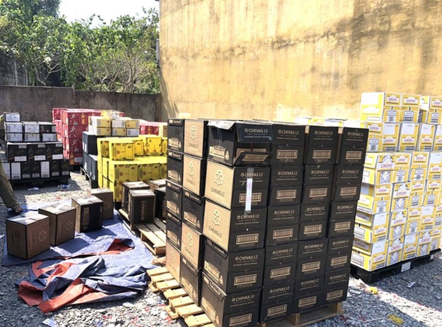 Phát hiện 3 xe tải chở đầy rượu ngoại nghi nhập lậu-3