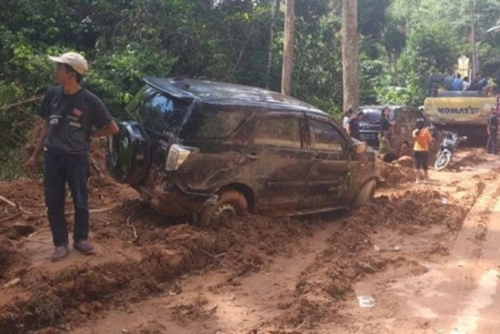 Indonesia: Lở vách đá trên quốc lộ khiến 16 người thương vong