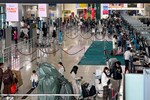 Trích xuất camera tìm vị khách rơi hơn 100 triệu ở sân bay Nội Bài-3