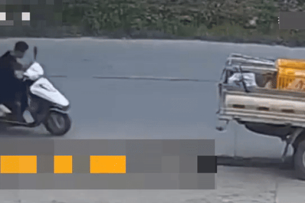 Clip: Không chú ý quan sát, hai thanh niên lao thẳng vào đuôi xe tải