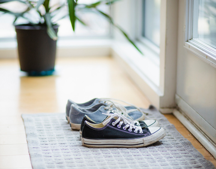 Bác sĩ giải thích lý do luôn bỏ giày dép ở ngoài cửa-1