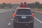 Hai trẻ hóng gió trên 'nóc ô tô' ở cao tốc Phan Thiết - Dầu Giây