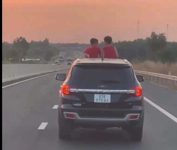 Hai trẻ hóng gió trên nóc ô tô ở cao tốc Phan Thiết - Dầu Giây-1