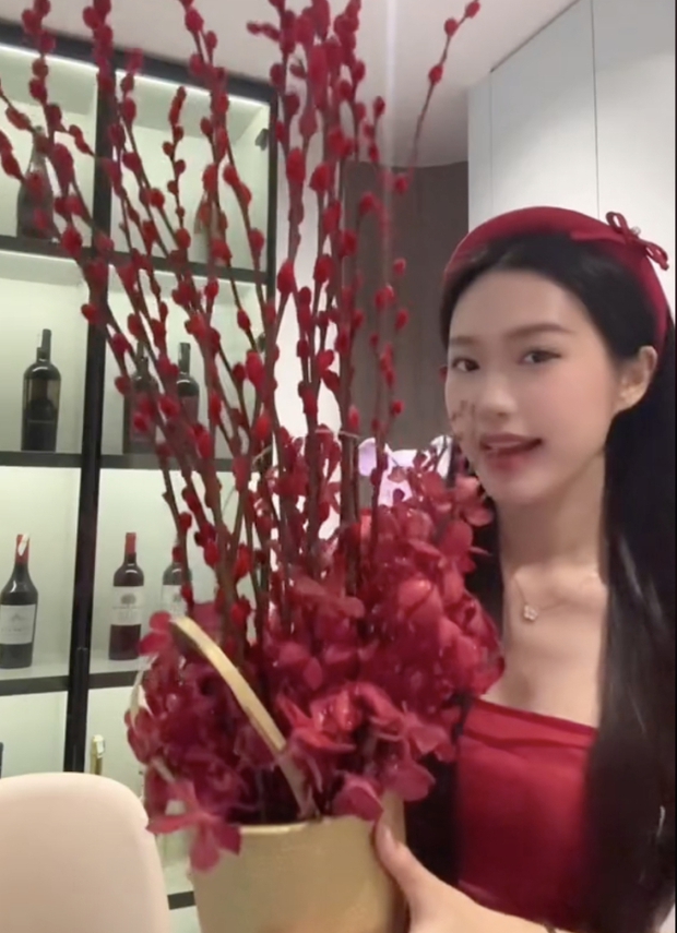 Doãn Hải My run khi đón tết trong năm đầu làm dâu, khoe không gian nhà tràn ngập hoa xuân cùng tủ rượu vang đắt tiền-1